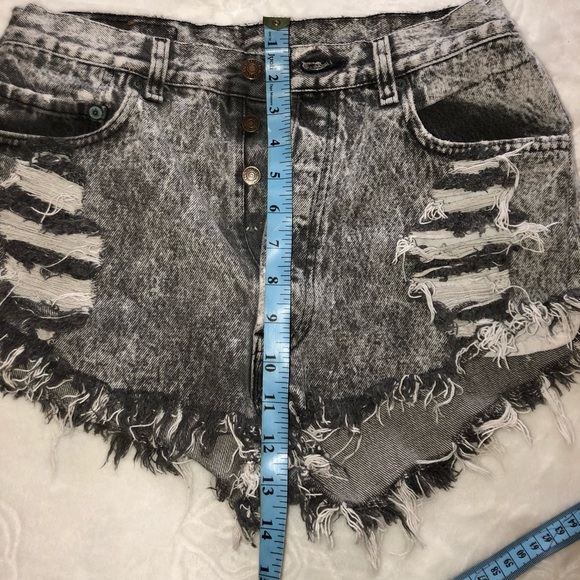 Vintage LEVIS High waisted shorts size 30 Greywash - Picture 3 of 5